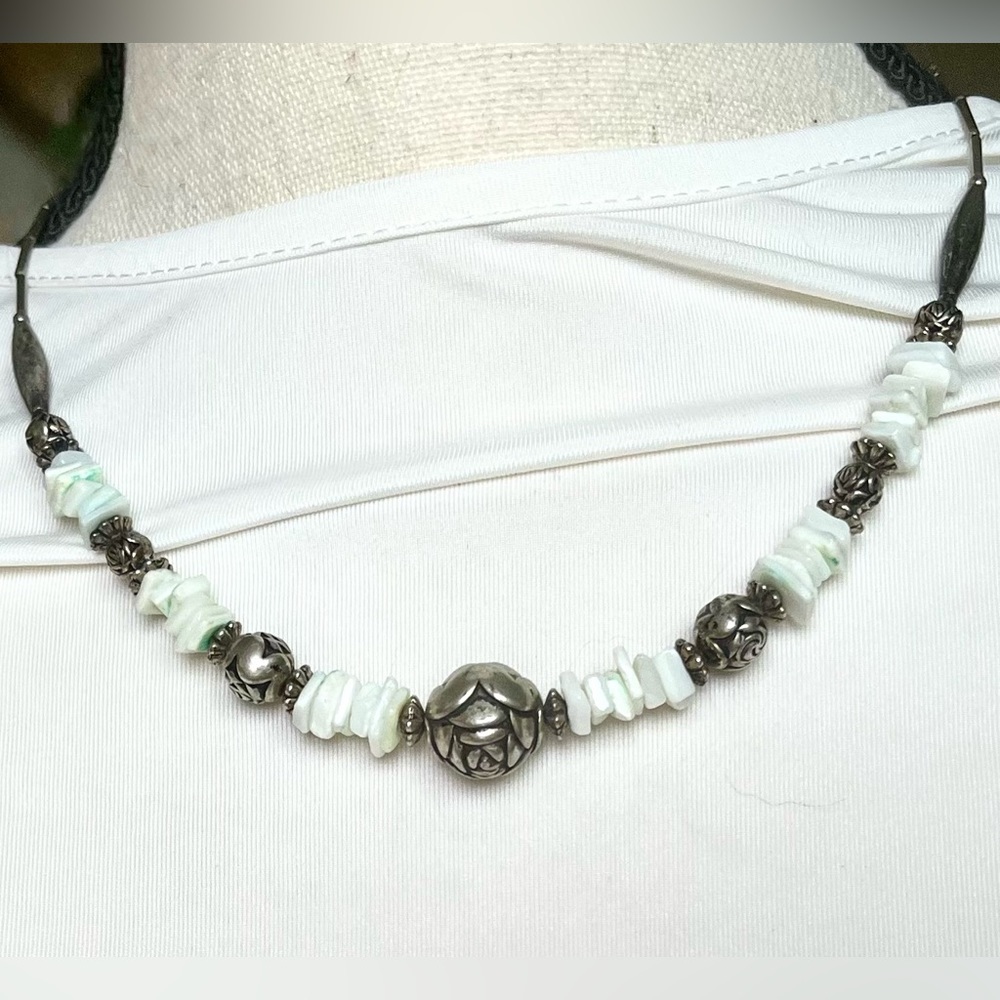 Gemstone chip & silver tone flower etched beads necklace jewelry